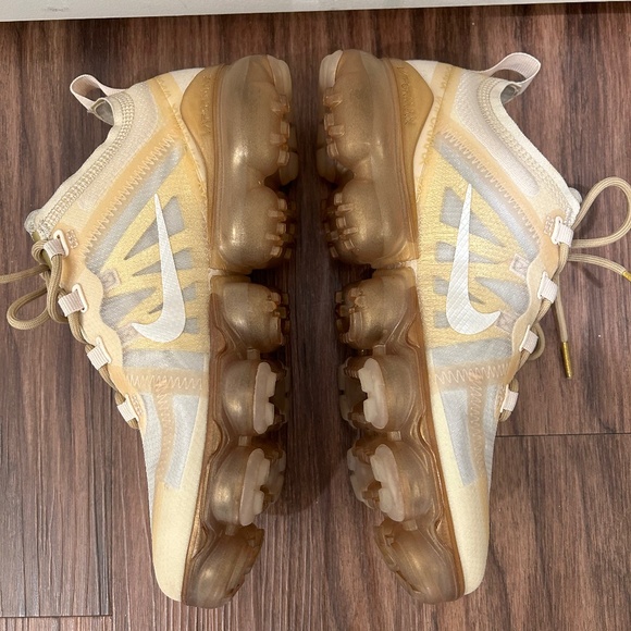 Nike Air VaporMax Women’s 2019 Gold Running Sneaker Shoe size US 7.5 AR6632-101 - Picture 6 of 10